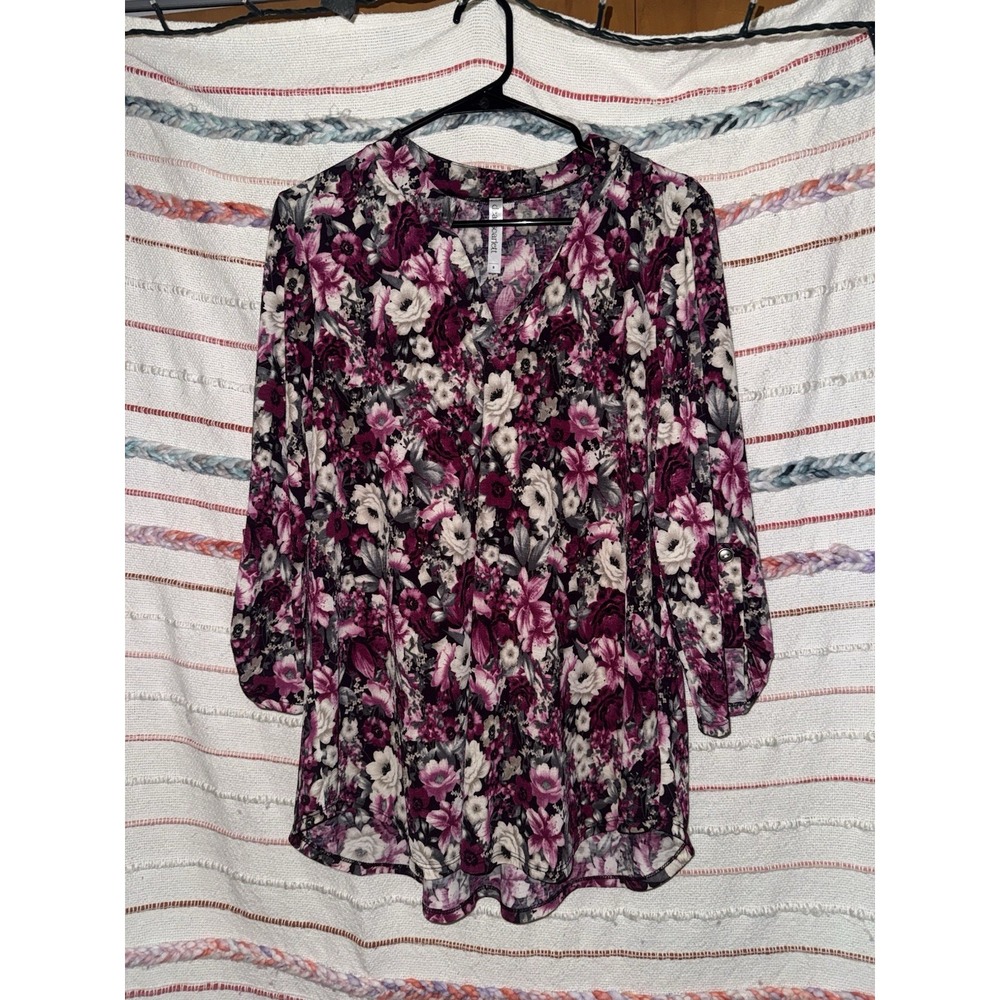 Dear Scarlett Small Gray White And Pink Floral Short Sleeve Top